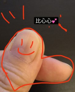 なんで写真撮るとき親指と人差し指を合わせるの 写真のときのポーズは